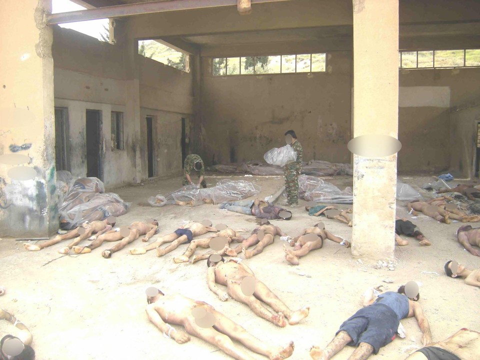 Los cuerpos de decenas de presos sirios yacen en una prisión del régimen