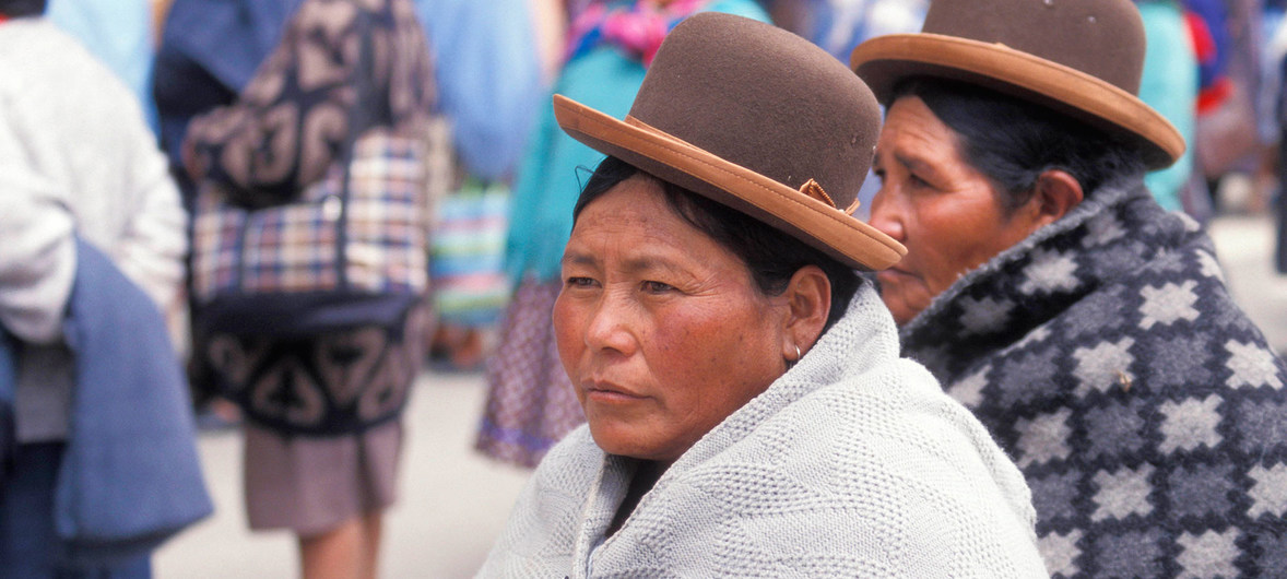 Mujeres ind&iacute;genas en una calle de La Paz, Bolivia