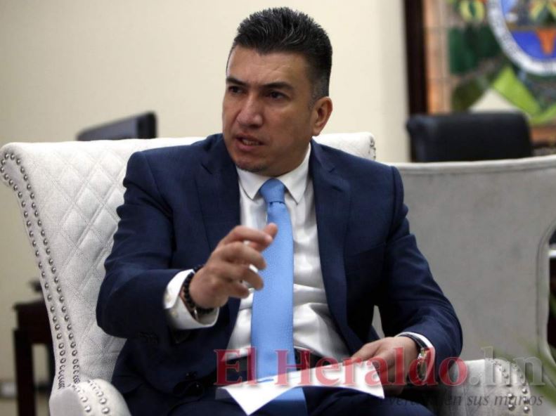 El presidente de la CSJ, Rolando Argueta, mientras se reun&iacute;a con los funcionarios de los juzgados y tribunales en materia de corrupci&oacute;n.