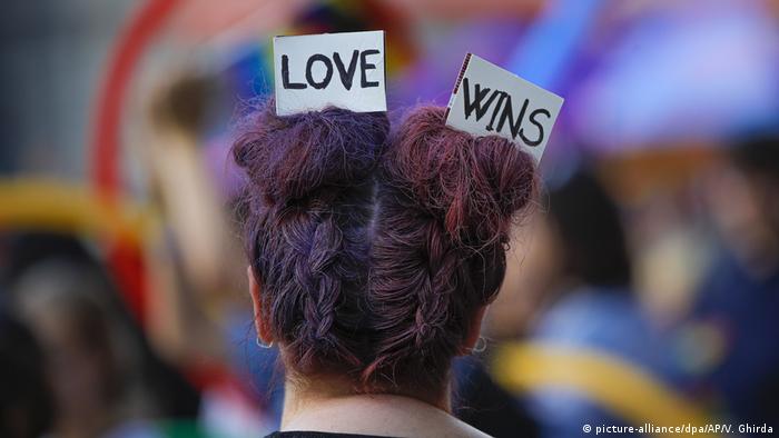 Foto: Persona con r&oacute;tulos en el cabello que indican "Love wins"
