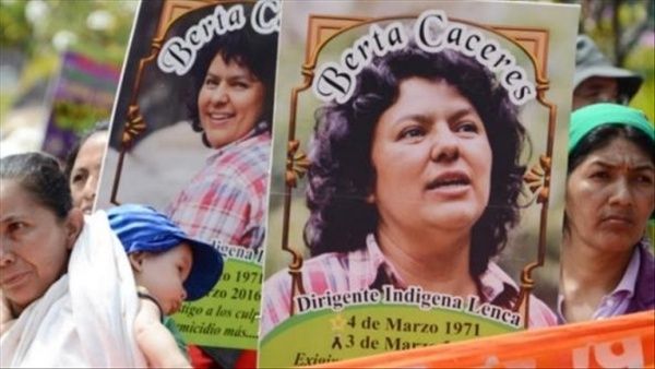 Personas con pancartas con el rostro de Berta C&aacute;ceres