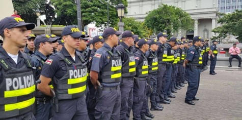 Grupo de personas con uniforme de polic&iacute;a