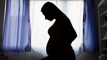 Silueta contraluz de Mujer Embarazada