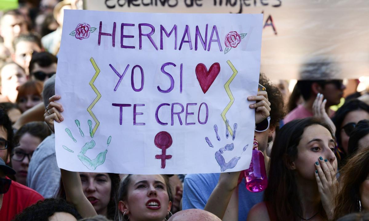 Mujer sosteniendo cartel que dice "hermana yo si te creo"