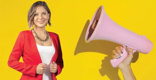 Fotograf&iacute;a de una mujer vestida formal, sonriendo
