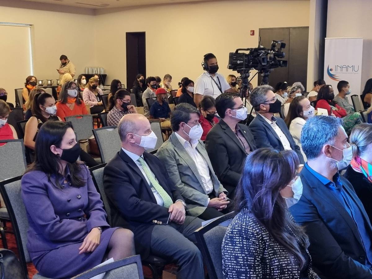 Múltiples personas en sala del Instituto Nacional de la Mujer de Costa Rica