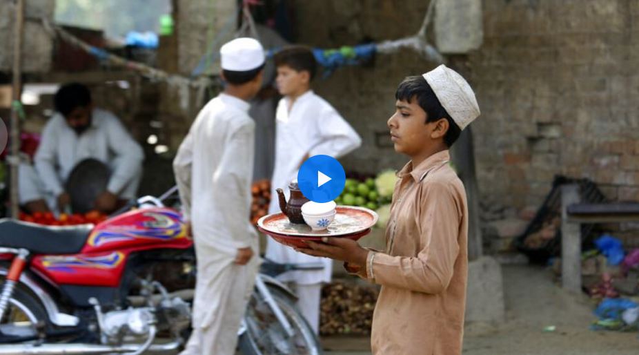 Ni&ntilde;o sirviendo t&eacute;