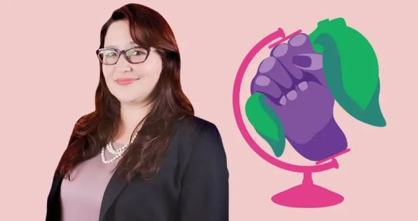 Mujer sonriendo con el simbolo del feminismo