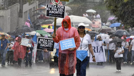 Cat&oacute;licos costarricenses participan en una marcha que se dirige a la Corte Interamericana de Derechos Humanos (CIDH) para protestar contra el aborto, en San Jos&eacute;, Costa Rica