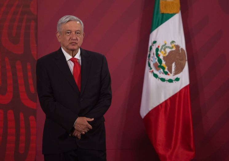 Presidente Lopez Obrador frente a bandera de M&eacute;xico