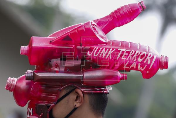 Manifestante lleva en su cabeza informaci&oacute;n aleg&oacute;rica a la Ley Antiterrorista