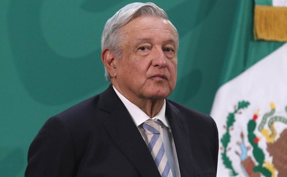 Presidente de M&eacute;xico, de pie