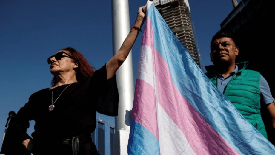 Miembros de la comunidad LGBTQ participan en una protesta tras el asesinato de una activista trans en la Ciudad de M&eacute;xico. (Foto de RODRIGO OROPEZA/AFP v&iacute;a Im&aacute;genes falsas)