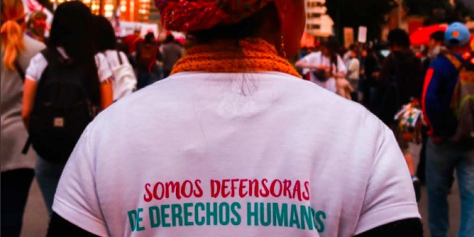 Mujer en marcha en pro de las defensoras de derechos humanos en Colombia
