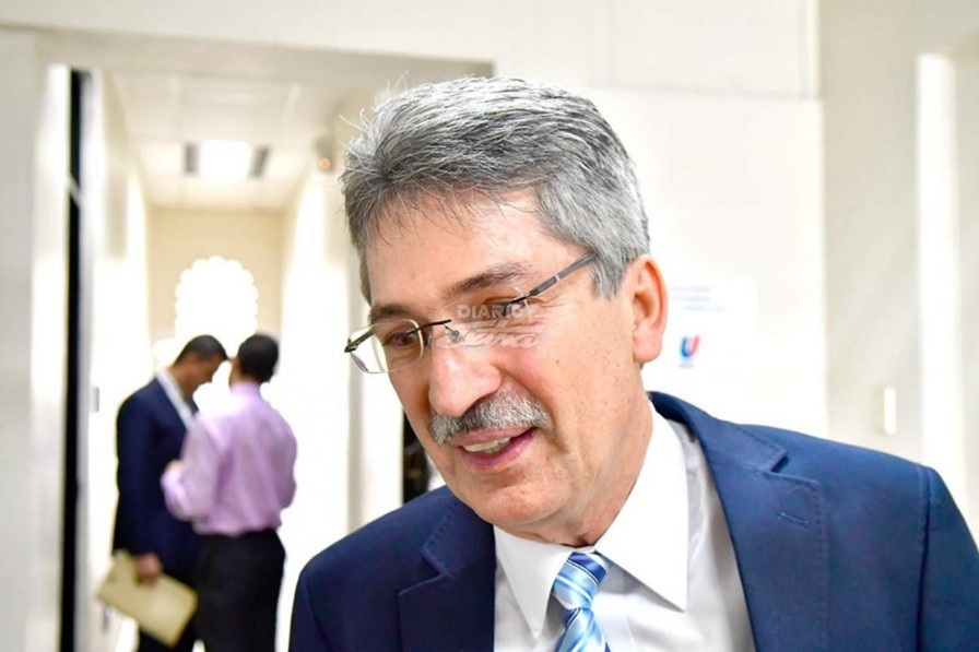 Fotograf&iacute;a de hombre siendo entrevistado