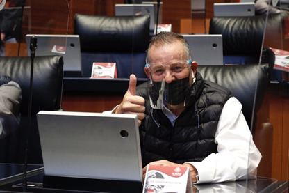 Hombre saludando a la C&aacute;mara