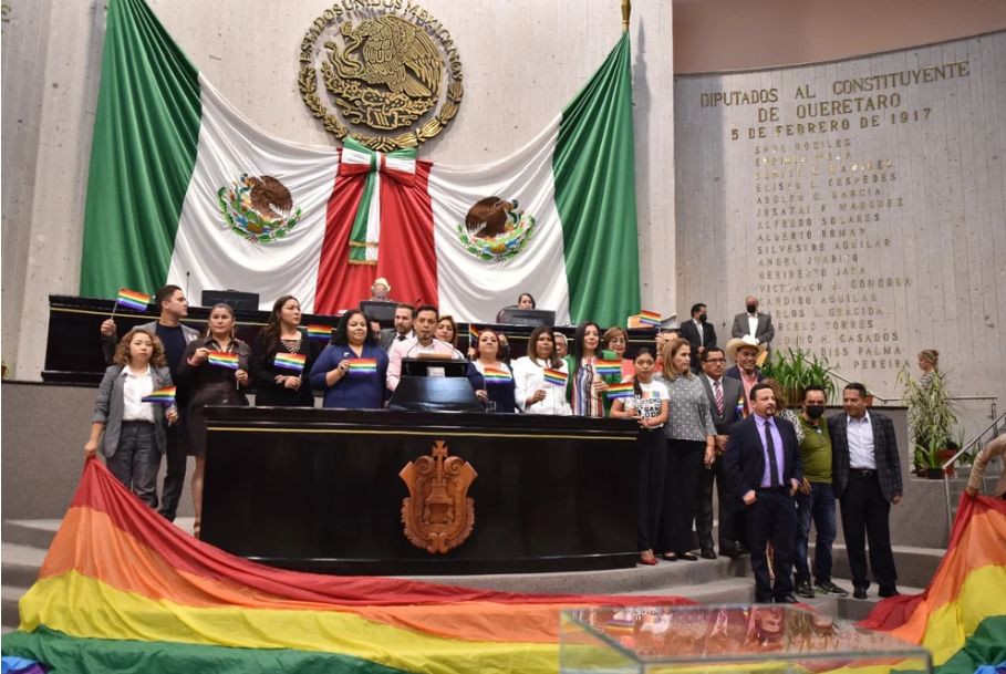 Personas en el Congreso de Veracruz con bandera de comunidad LGBTIQ+