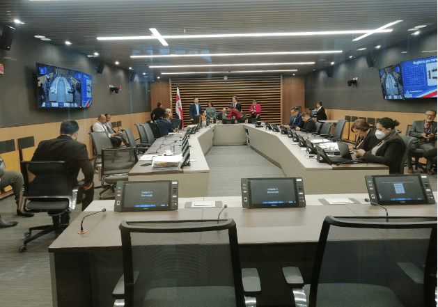 Personas reunidas en sala de sesiones