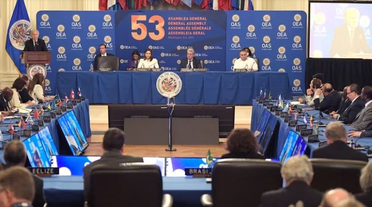 Imagen de personas discutiendo en foro de la OEA