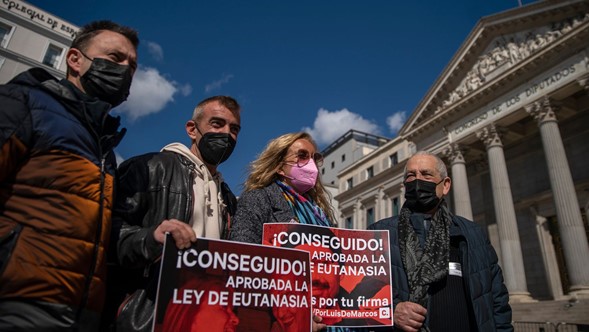 Imagen de personas manifestandose en favor de la eutanasia