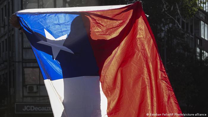 Hombre sosteniendo bandera de Chile