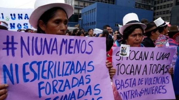 Mujeres protestando con carteles contra la esterilizaci&oacute;n forzada