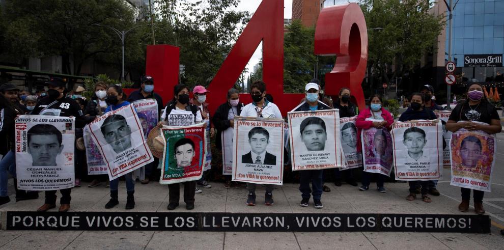 padres de familia y estudiantes marchan en protesta por los 43 normalistas desaparecidos de Ayotzinapa, en el centro de Ciudad de M&eacute;xico