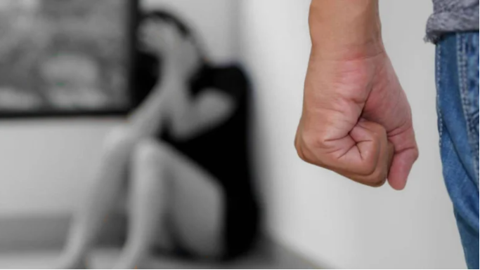 Pu&ntilde;o y silueta difuminada al fondo