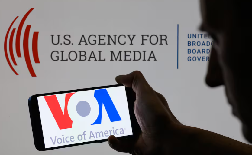 El logotipo de ‘Voice of America’ en un teléfono móvil, en Bruselas, Bélgica.