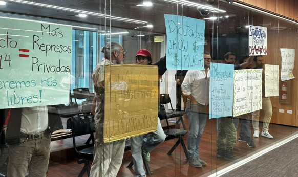 Protesta frente de la reunión de la Comisión Especial del Sector Energético Nacional, de la Asamblea Legislativa