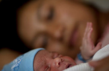 Una madre mirando a su bebe