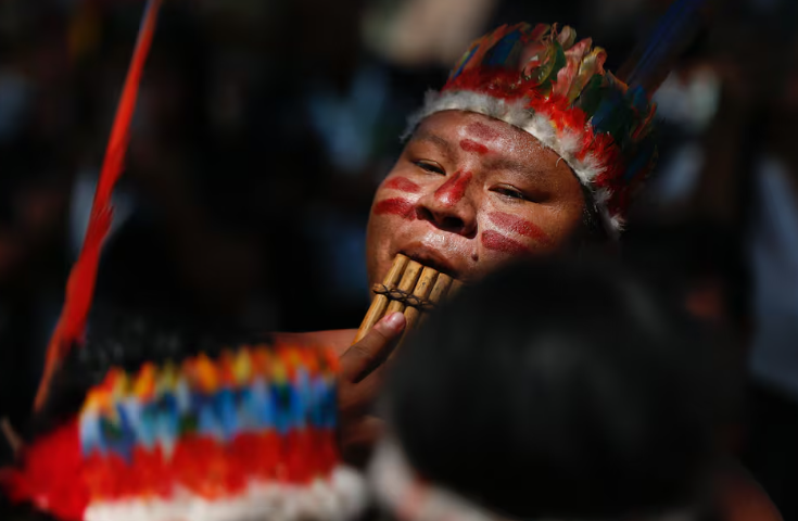 Un indígena del Amazonas toca un instrumento en la Zona Verde de la COP16 este lunes, en Cali, Colombia, el 21 de octubre de 2024.