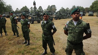 Fotograf&iacute;a de 4 militares posando