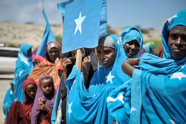 personas vistiendo la bandera de somalia