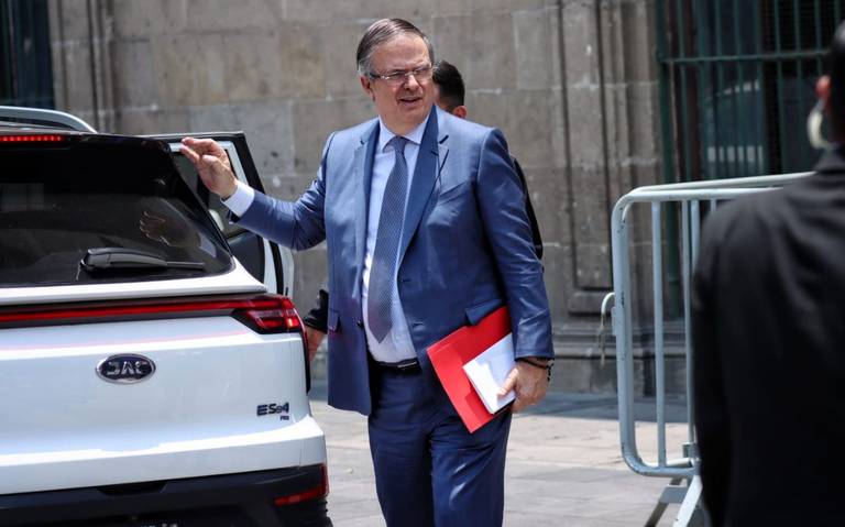 hombre entrando a veh&iacute;culo