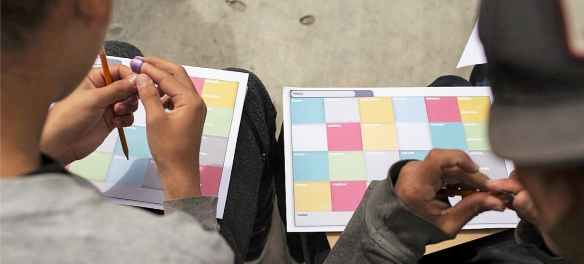 silueta de ni&ntilde;os vistos por detr&aacute;s