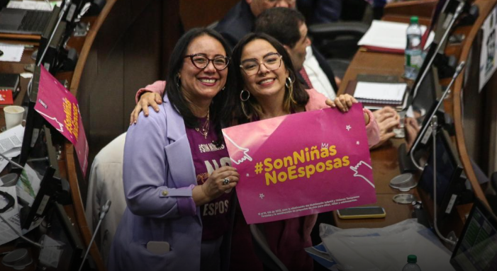 Alexandra V&aacute;squez y Jennifer Pedraza, congresistas impulsadoras de la iniciativa contra el matrimonio infantil en Colombia.