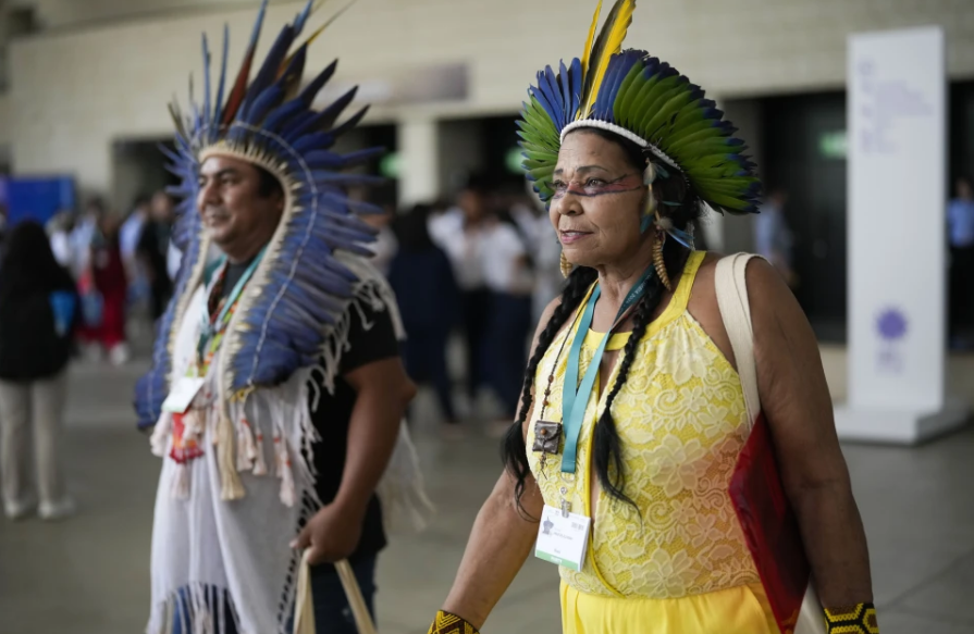 Miembros de la delegaci&oacute;n ind&iacute;gena de Brasil llegan a la ceremonia de apertura de la conferencia de las Naciones Unidas sobre biodiversidad, COP16, en Cali, Colombia, el domingo 20 de octubre de 2024.