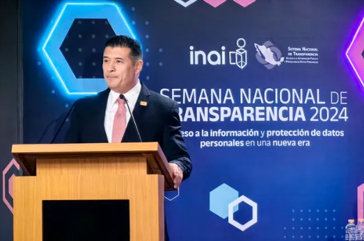 Adri&aacute;n Alcal&aacute;, presidente del INAI en M&eacute;xico.