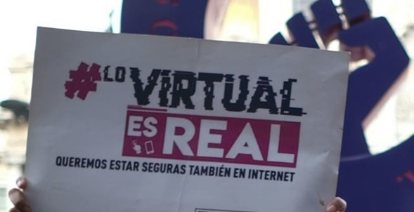Pancarta que dice "Lo virtual tambi&eacute;n es real. Queremos estar seguras tambi&eacute;n en Internet"