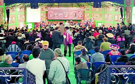 Reuni&oacute;n de personas en centro electoral