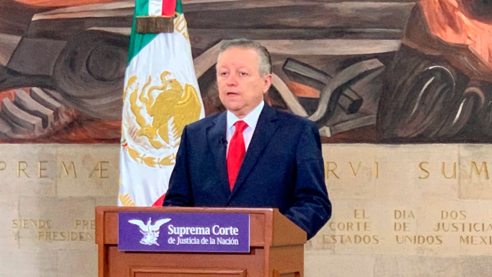 Hombre tras podio de la Suprema Corte de Justicia de la Nación