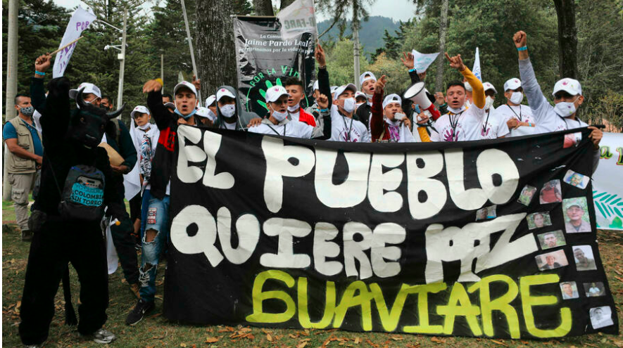 Manifestaci&oacute;n de ex combatientes de las FARC y activistas sociales exigiendo el cumplimiento del acuerdo de paz