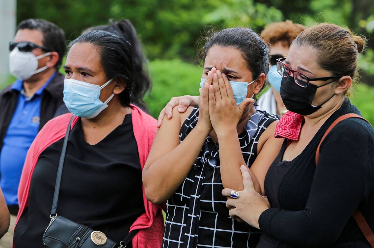 Mujeres lamentando fallecimiento en entierro de madre de preso político de Nicaragua.