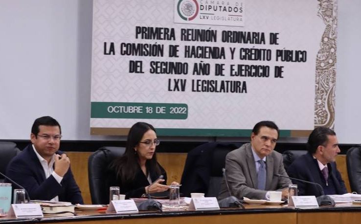 Cuatro diputados de la Comisi&oacute;n Hacendaria del Parlamento en M&eacute;xico sentados en su curul