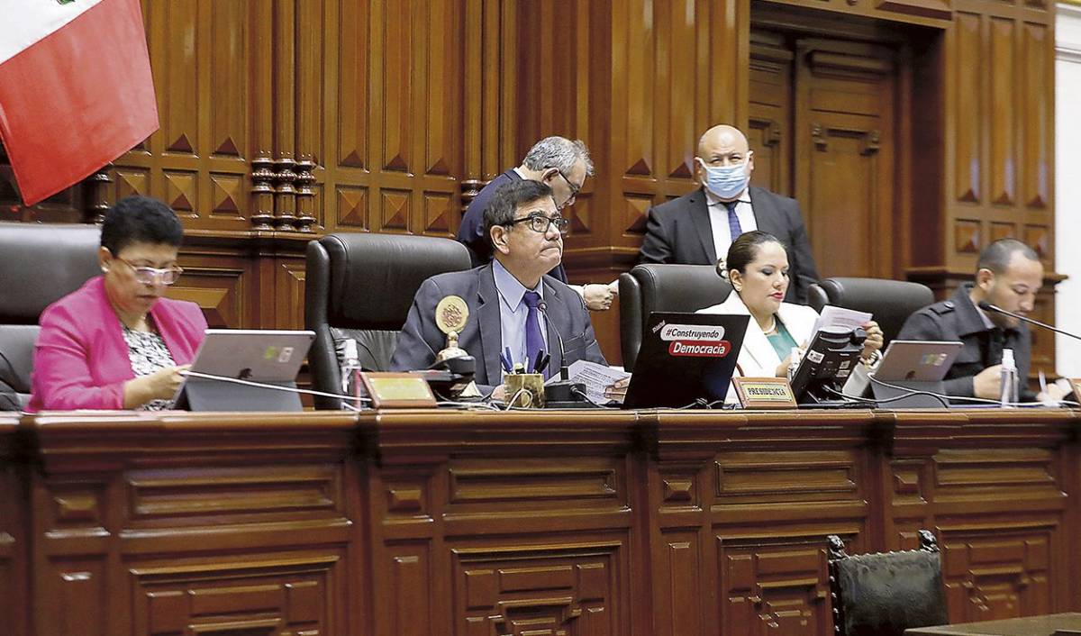 De frente el titular del parlamento de Perú José Williams