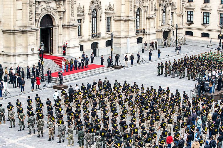 Militares formados frente al Palacio de Gobernaci&oacute;n, M&eacute;xico
