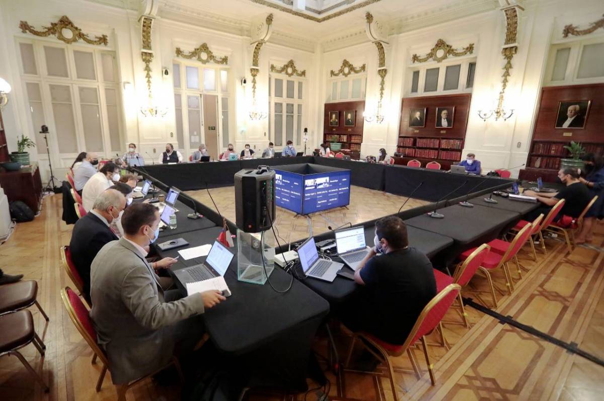 Hombres reunidos en sala grande