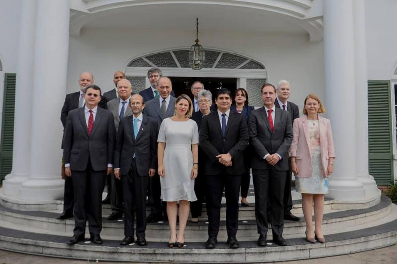 Fotografía del presidente y grupo de la corte