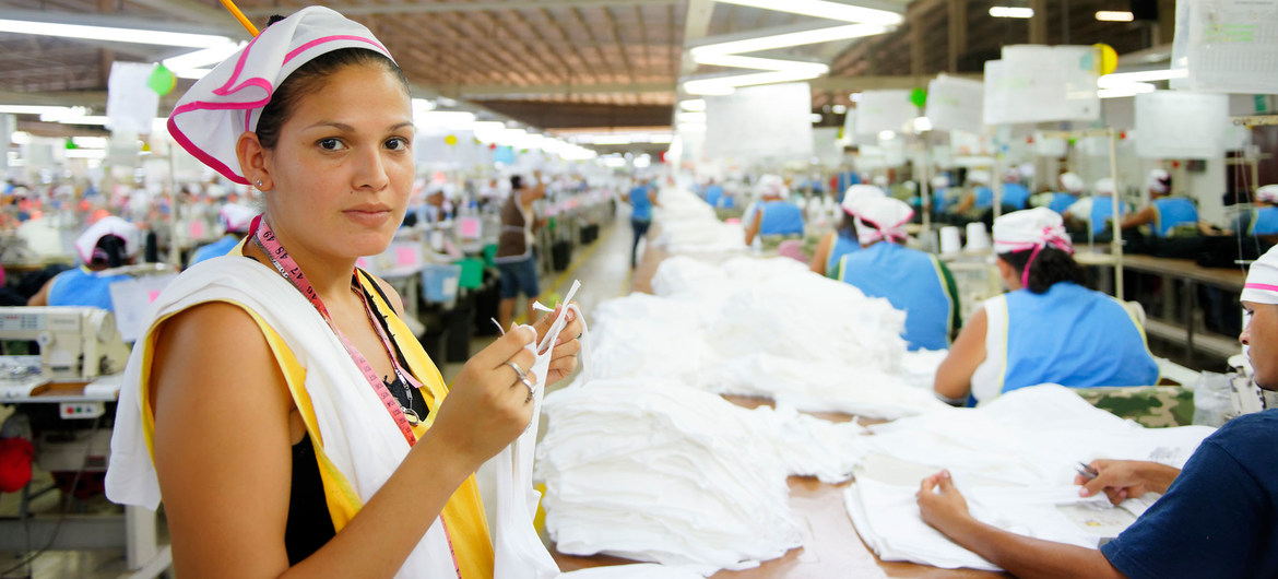 Mujer trabajadora en una fábrica de ropa.
